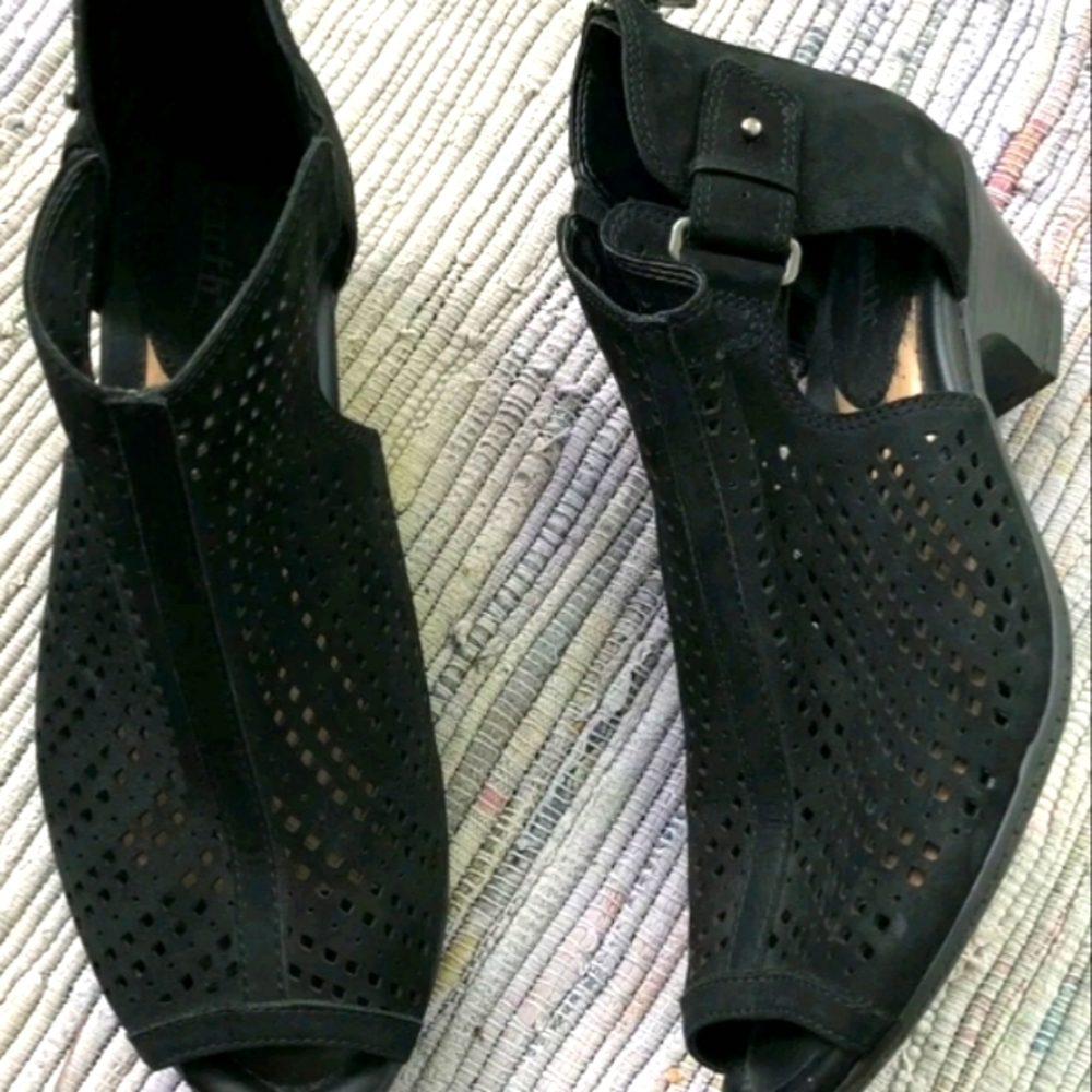 COPY - EARTH 9.5 WIDE KERI PEEP TOE BOOTIES NEVER WORN!!